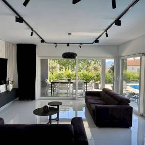 OTOK KRK, MALINSKA – samostojeća vila s bazenom, pogledom na more i punom mjerom privatnosti