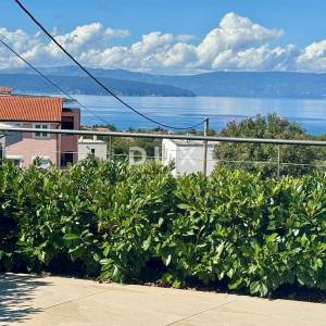 OTOK KRK, MALINSKA – samostojeća vila s bazenom, pogledom na more i punom mjerom privatnosti