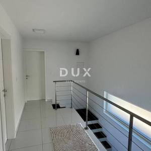 OTOK KRK, MALINSKA – samostojeća vila s bazenom, pogledom na more i punom mjerom privatnosti