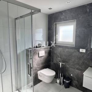 OTOK KRK, MALINSKA – samostojeća vila s bazenom, pogledom na more i punom mjerom privatnosti