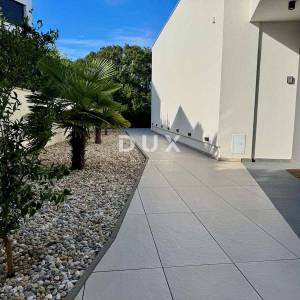 OTOK KRK, MALINSKA – samostojeća vila s bazenom, pogledom na more i punom mjerom privatnosti