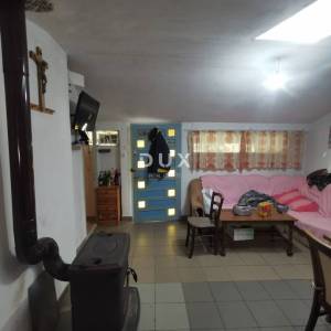 OTOK KRK, MALINSKA (zaleđe) - Samostojeća kuća sa okućnicom