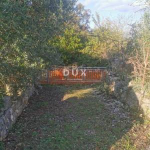 OTOK KRK, MALINSKA (zaleđe) - Samostojeća kuća sa okućnicom