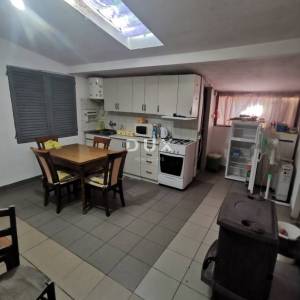 OTOK KRK, MALINSKA (zaleđe) - Samostojeća kuća sa okućnicom