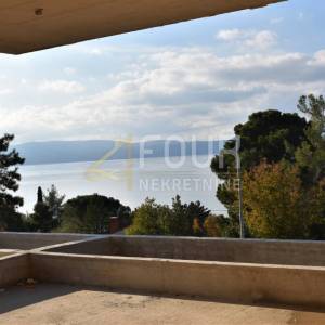 Otok Krk, Njivice, dvoetažni stan u novoj vili - u naravi dvojni objekt