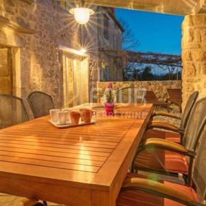 Otok Krk, okolica Vrbnika, kamena vila s bazenom