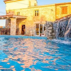 Otok Krk, okolica Vrbnika, kamena vila s bazenom