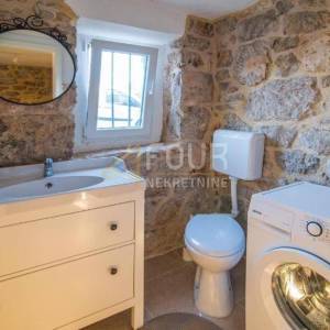 Otok Krk, okolica Vrbnika, kamena vila s bazenom