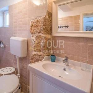 Otok Krk, okolica Vrbnika, kamena vila s bazenom