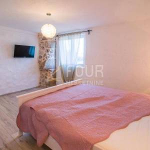 Otok Krk, okolica Vrbnika, kamena vila s bazenom