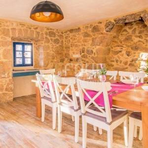 Otok Krk, okolica Vrbnika, kamena vila s bazenom