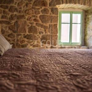 Otok Krk, okolica Vrbnika, kamena vila s bazenom