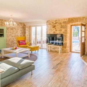 Otok Krk, okolica Vrbnika, kamena vila s bazenom