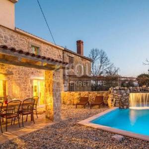 Otok Krk, okolica Vrbnika, kamena vila s bazenom