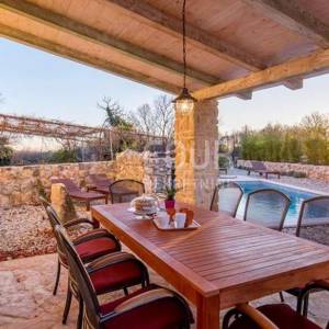 Otok Krk, okolica Vrbnika, kamena vila s bazenom