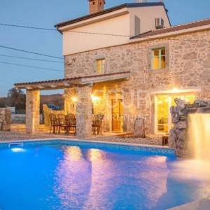 Otok Krk, okolica Vrbnika, kamena vila s bazenom