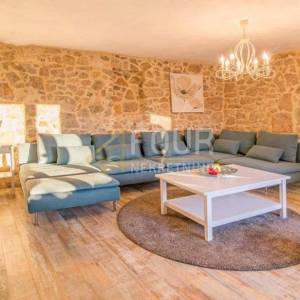 Otok Krk, okolica Vrbnika, kamena vila s bazenom