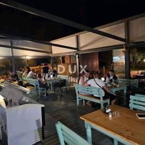 OTOK KRK, OMIŠALJ - Uhodan ugostiteljski objekt uz more, idealan za investiciju!