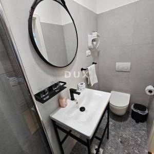 OTOK KRK, OMIŠALJ - VILLA - prvi red do mora, 23 sobe, bazen – kompletno adaptirana 2023., idealna za investiciju s izvrsnim po...