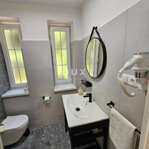 OTOK KRK, OMIŠALJ - VILLA - prvi red do mora, 23 sobe, bazen – kompletno adaptirana 2023., idealna za investiciju s izvrsnim po...