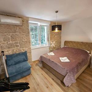 OTOK KRK, OMIŠALJ - VILLA - prvi red do mora, 23 sobe, bazen – kompletno adaptirana 2023., idealna za investiciju s izvrsnim po...