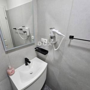 OTOK KRK, OMIŠALJ - VILLA - prvi red do mora, 23 sobe, bazen – kompletno adaptirana 2023., idealna za investiciju s izvrsnim po...