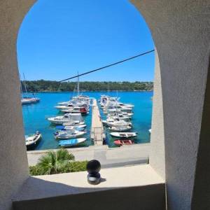 OTOK KRK, OMIŠALJ - VILLA - prvi red do mora, 23 sobe, bazen – kompletno adaptirana 2023., idealna za investiciju s izvrsnim po...