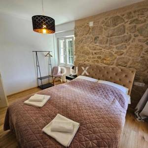 OTOK KRK, OMIŠALJ - VILLA - prvi red do mora, 23 sobe, bazen – kompletno adaptirana 2023., idealna za investiciju s izvrsnim po...