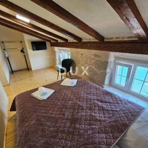 OTOK KRK, OMIŠALJ - VILLA - prvi red do mora, 23 sobe, bazen – kompletno adaptirana 2023., idealna za investiciju s izvrsnim po...