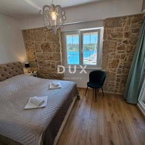 OTOK KRK, OMIŠALJ - VILLA - prvi red do mora, 23 sobe, bazen – kompletno adaptirana 2023., idealna za investiciju s izvrsnim po...