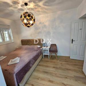 OTOK KRK, OMIŠALJ - VILLA - prvi red do mora, 23 sobe, bazen – kompletno adaptirana 2023., idealna za investiciju s izvrsnim po...