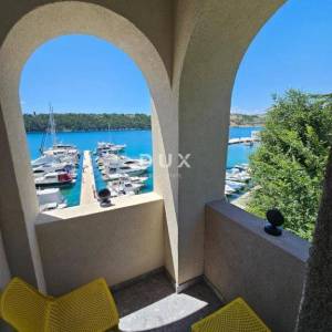 OTOK KRK, OMIŠALJ - VILLA - prvi red do mora, 23 sobe, bazen – kompletno adaptirana 2023., idealna za investiciju s izvrsnim po...