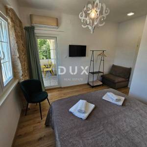 OTOK KRK, OMIŠALJ - VILLA - prvi red do mora, 23 sobe, bazen – kompletno adaptirana 2023., idealna za investiciju s izvrsnim po...