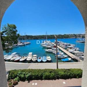 OTOK KRK, OMIŠALJ - VILLA - prvi red do mora, 23 sobe, bazen – kompletno adaptirana 2023., idealna za investiciju s izvrsnim po...