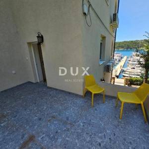 OTOK KRK, OMIŠALJ - VILLA - prvi red do mora, 23 sobe, bazen – kompletno adaptirana 2023., idealna za investiciju s izvrsnim po...