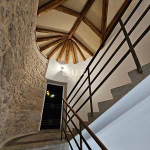 OTOK KRK, OMIŠALJ - VILLA - prvi red do mora, 23 sobe, bazen – kompletno adaptirana 2023., idealna za investiciju s izvrsnim po...