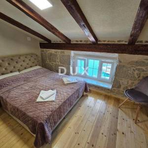 OTOK KRK, OMIŠALJ - VILLA - prvi red do mora, 23 sobe, bazen – kompletno adaptirana 2023., idealna za investiciju s izvrsnim po...