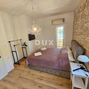 OTOK KRK, OMIŠALJ - VILLA - prvi red do mora, 23 sobe, bazen – kompletno adaptirana 2023., idealna za investiciju s izvrsnim po...