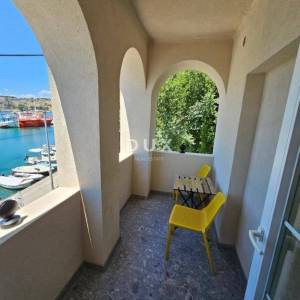 OTOK KRK, OMIŠALJ - VILLA - prvi red do mora, 23 sobe, bazen – kompletno adaptirana 2023., idealna za investiciju s izvrsnim po...