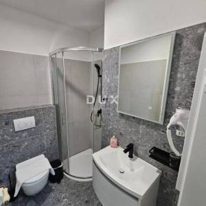 OTOK KRK, OMIŠALJ - VILLA - prvi red do mora, 23 sobe, bazen – kompletno adaptirana 2023., idealna za investiciju s izvrsnim po...