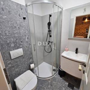 OTOK KRK, OMIŠALJ - VILLA - prvi red do mora, 23 sobe, bazen – kompletno adaptirana 2023., idealna za investiciju s izvrsnim po...