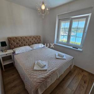 OTOK KRK, OMIŠALJ - VILLA - prvi red do mora, 23 sobe, bazen – kompletno adaptirana 2023., idealna za investiciju s izvrsnim po...