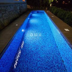 OTOK KRK, OMIŠALJ - VILLA - prvi red do mora, 23 sobe, bazen – kompletno adaptirana 2023., idealna za investiciju s izvrsnim po...