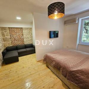 OTOK KRK, OMIŠALJ - VILLA - prvi red do mora, 23 sobe, bazen – kompletno adaptirana 2023., idealna za investiciju s izvrsnim po...