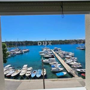 OTOK KRK, OMIŠALJ - VILLA - prvi red do mora, 23 sobe, bazen – kompletno adaptirana 2023., idealna za investiciju s izvrsnim po...