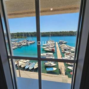 OTOK KRK, OMIŠALJ - VILLA - prvi red do mora, 23 sobe, bazen – kompletno adaptirana 2023., idealna za investiciju s izvrsnim po...