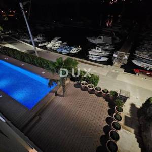 OTOK KRK, OMIŠALJ - VILLA - prvi red do mora, 23 sobe, bazen – kompletno adaptirana 2023., idealna za investiciju s izvrsnim po...