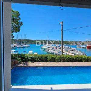 OTOK KRK, OMIŠALJ - VILLA - prvi red do mora, 23 sobe, bazen – kompletno adaptirana 2023., idealna za investiciju s izvrsnim po...