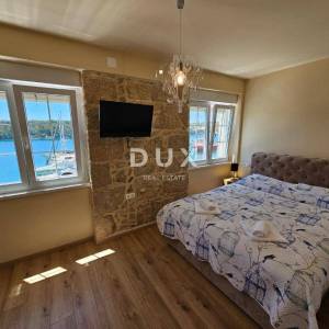 OTOK KRK, OMIŠALJ - VILLA - prvi red do mora, 23 sobe, bazen – kompletno adaptirana 2023., idealna za investiciju s izvrsnim po...