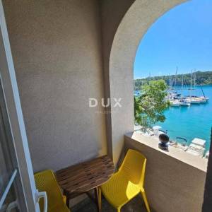 OTOK KRK, OMIŠALJ - VILLA - prvi red do mora, 23 sobe, bazen – kompletno adaptirana 2023., idealna za investiciju s izvrsnim po...